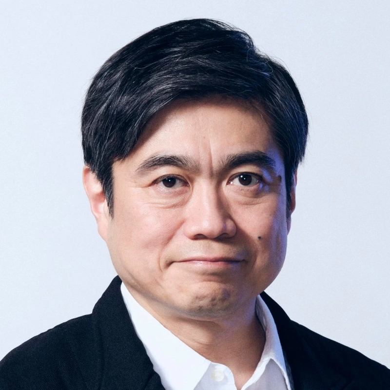 黒いジャケットと白いシャツを着用したアジア系の中年男性のポートレート