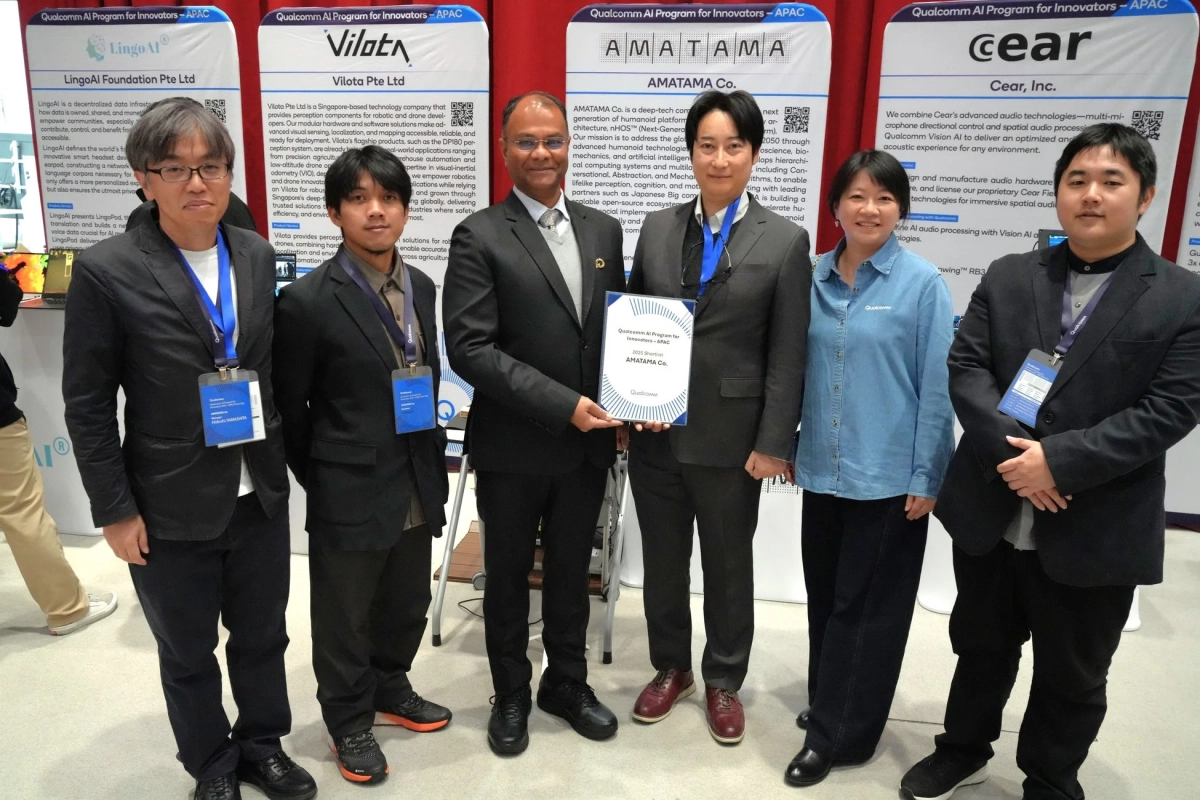クアルコムAIプログラムのイノベーター向けイベントで、参加企業の関係者たちが集合写真を撮っている様子。中央の2人がAMATAMA社の2023年ショートリスト認定証を手にしている。
