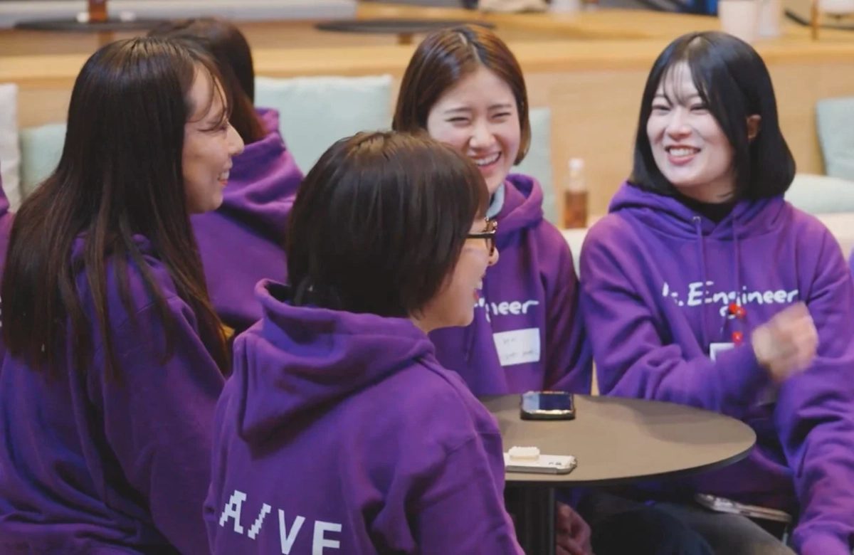 テーブルを囲んで会話する女性たち