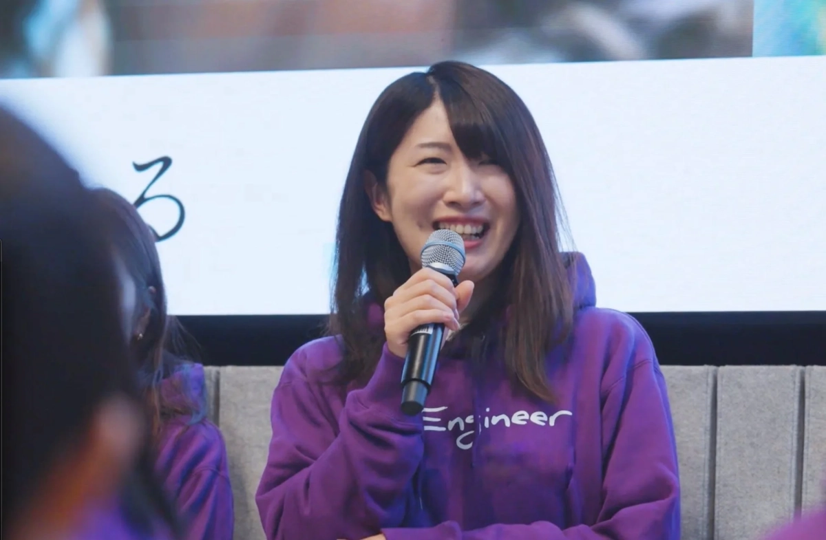 イベントで発表する女性エンジニア