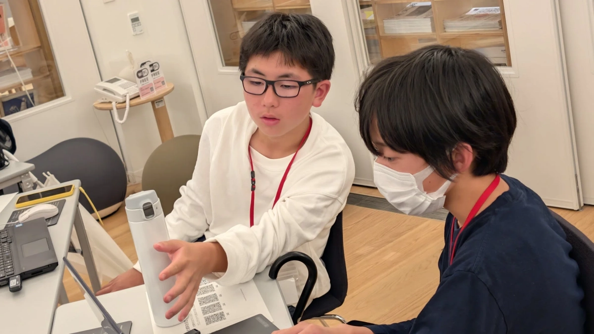 生徒同士でパソコンを使って共同で学んでいる様子