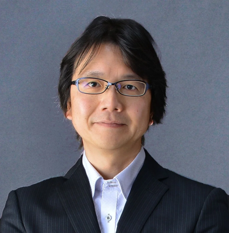 スーツと眼鏡をかけたアジア人男性のポートレート