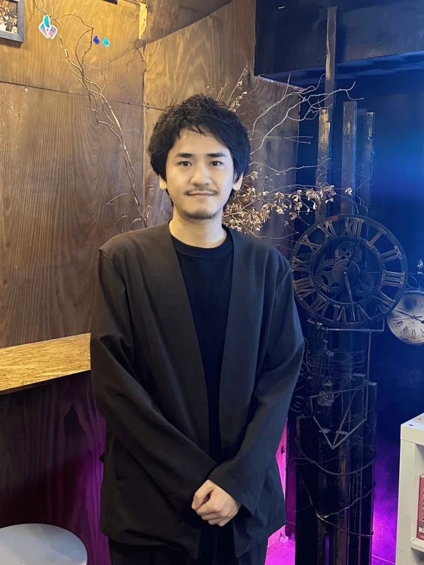 黒い服装の男性のポートレート