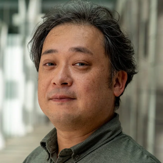 カメラを見つめるアジア人男性のポートレート