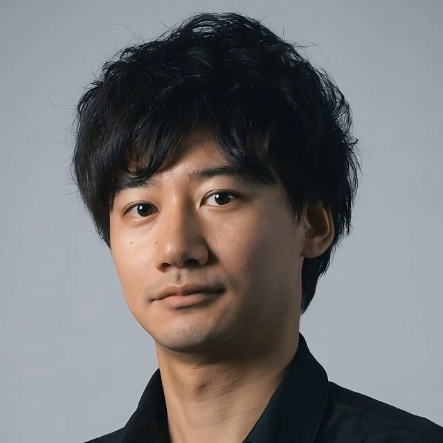 カメラをまっすぐ見つめる、黒いシャツを着たアジア人男性の顔写真