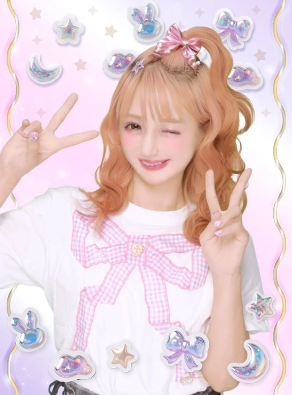 笑顔ウィンク女性