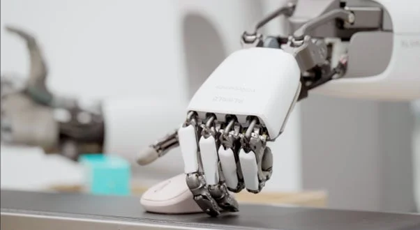 ロボットの義手がマウスを操作