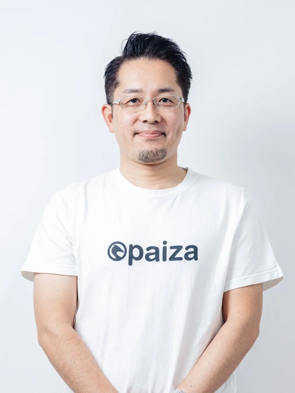 白いTシャツを着て眼鏡をかけた男性のポートレート