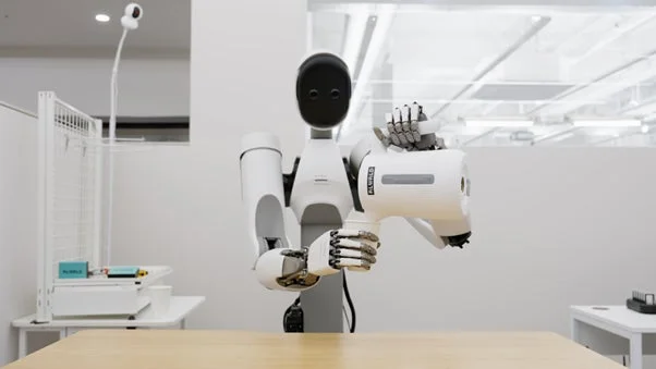 ヒューマノイドロボットが筒状の物体を持つ