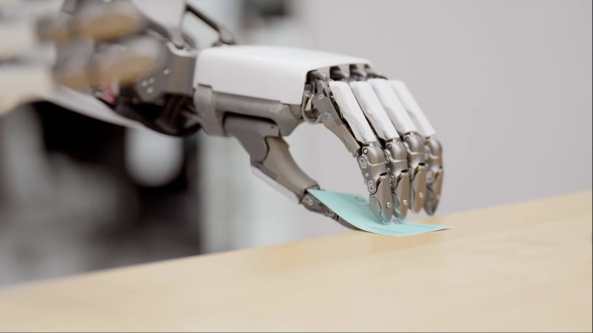 ロボットハンドがカードを掴む