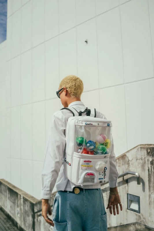 Showy Gacha 2 Lightを背負う男性