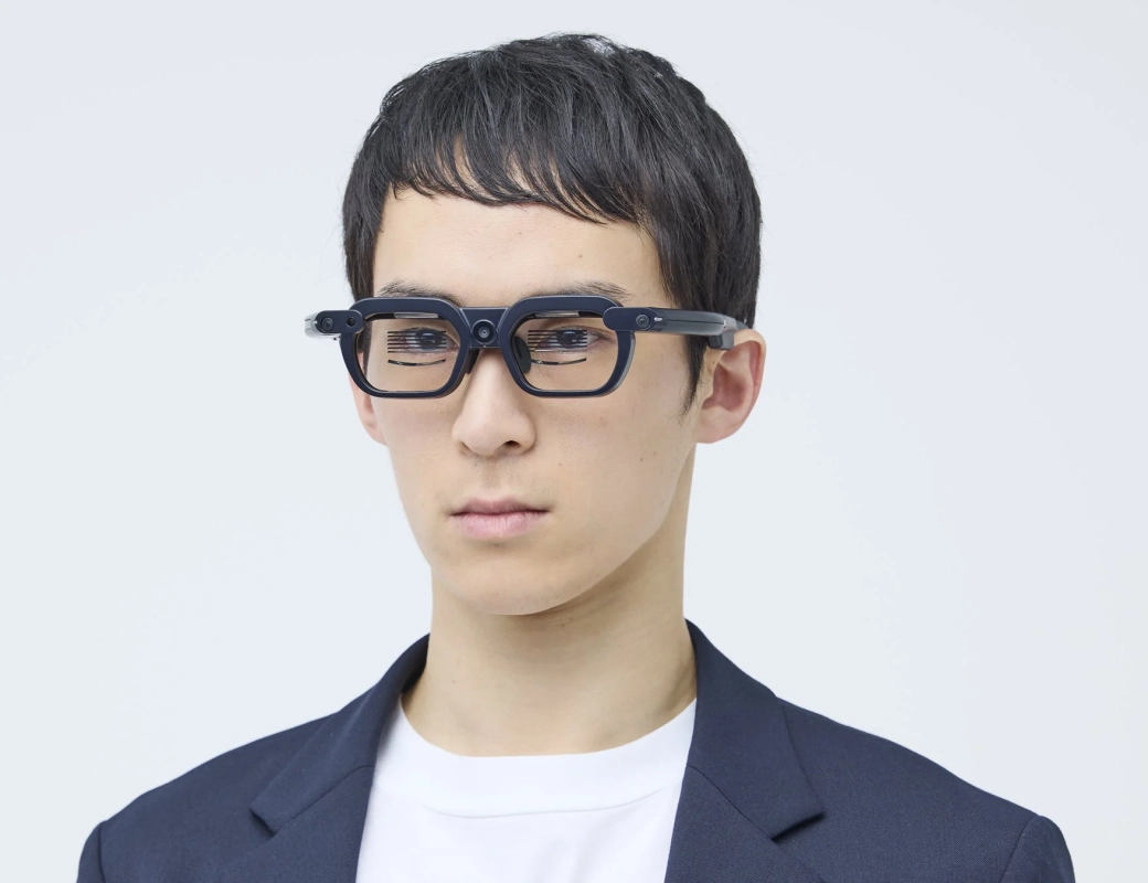スマートグラスを装着した若い男性
