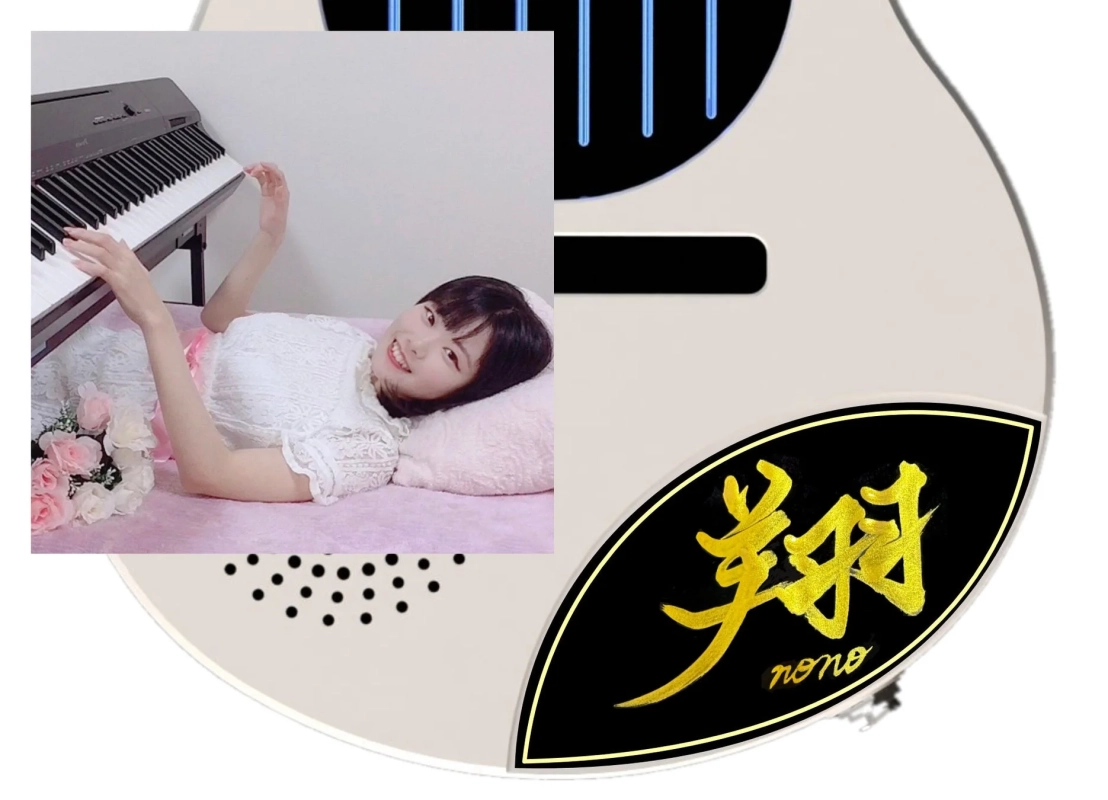 デジタルピアノとピンクのバラのそばで、白いレースの服を着た女性が笑顔で横たわっています