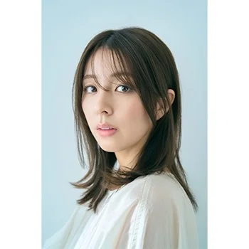白いトップスを着たミディアムヘアの女性のポートレート