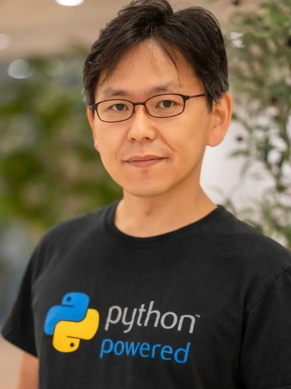 PythonのロゴTシャツを着た清水川貴之氏