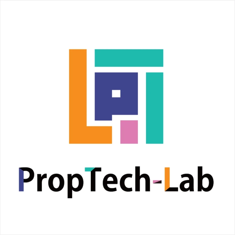 「PropTech-Lab」というテキストが書かれたロゴ画像です。上部にはオレンジ、ティール、ダークブルー、ピンクのカラフルなブロックで構成された抽象的な幾何学模様のシンボルが配置されています。モダンでテクノロジー関連の企業やプロジェクトを連想させるデザインです。