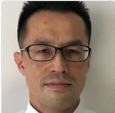眼鏡をかけた男性の顔のアップ